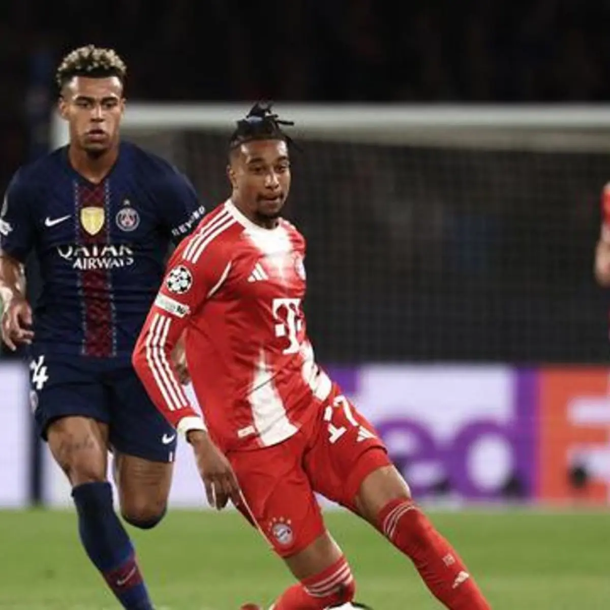 Bintang Bayern Munchen, Michael Olise, menggiring bola melewati pemain PSG pada semifinal leg 1 Liga Champions 2025/2026, Rabu (29/4/2026) dini hari WIB. (FRANCK FIFE / AFP)
