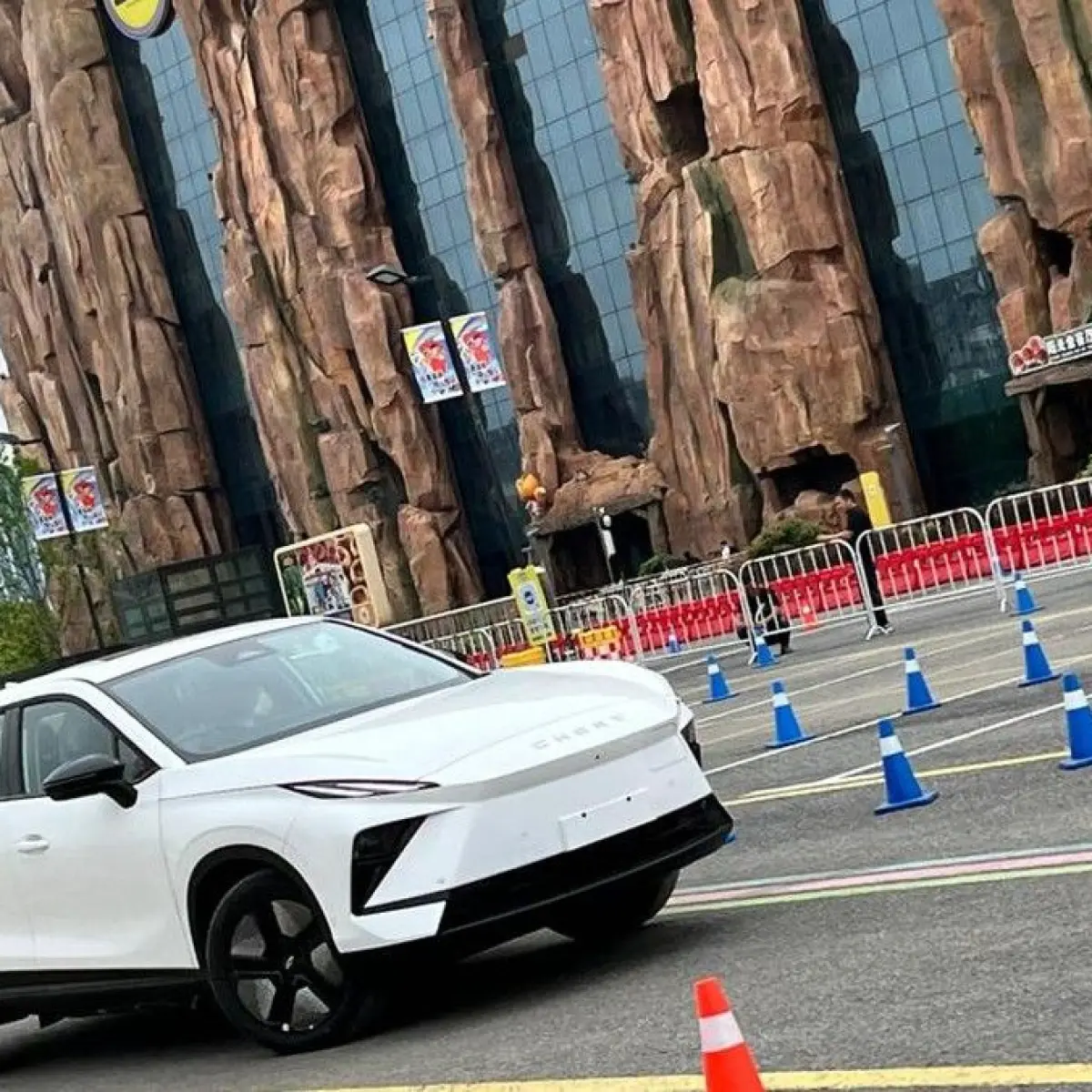 Chery E5 EV Facelift Debut di Indonesia: Transformasi Desain Agresif dan Peningkatan Teknologi Interior