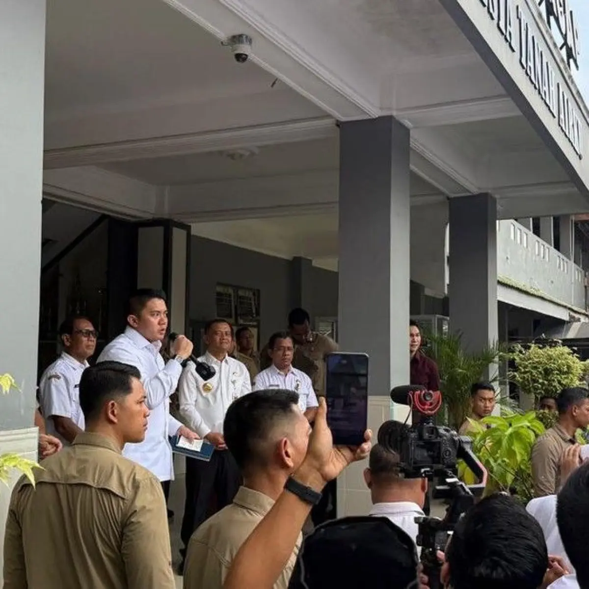 Momen Patriotik di Cilacap: Presiden Prabowo Ajak Ratusan Siswa SMA Nyanyikan Lagu Kebangsaan Bersama