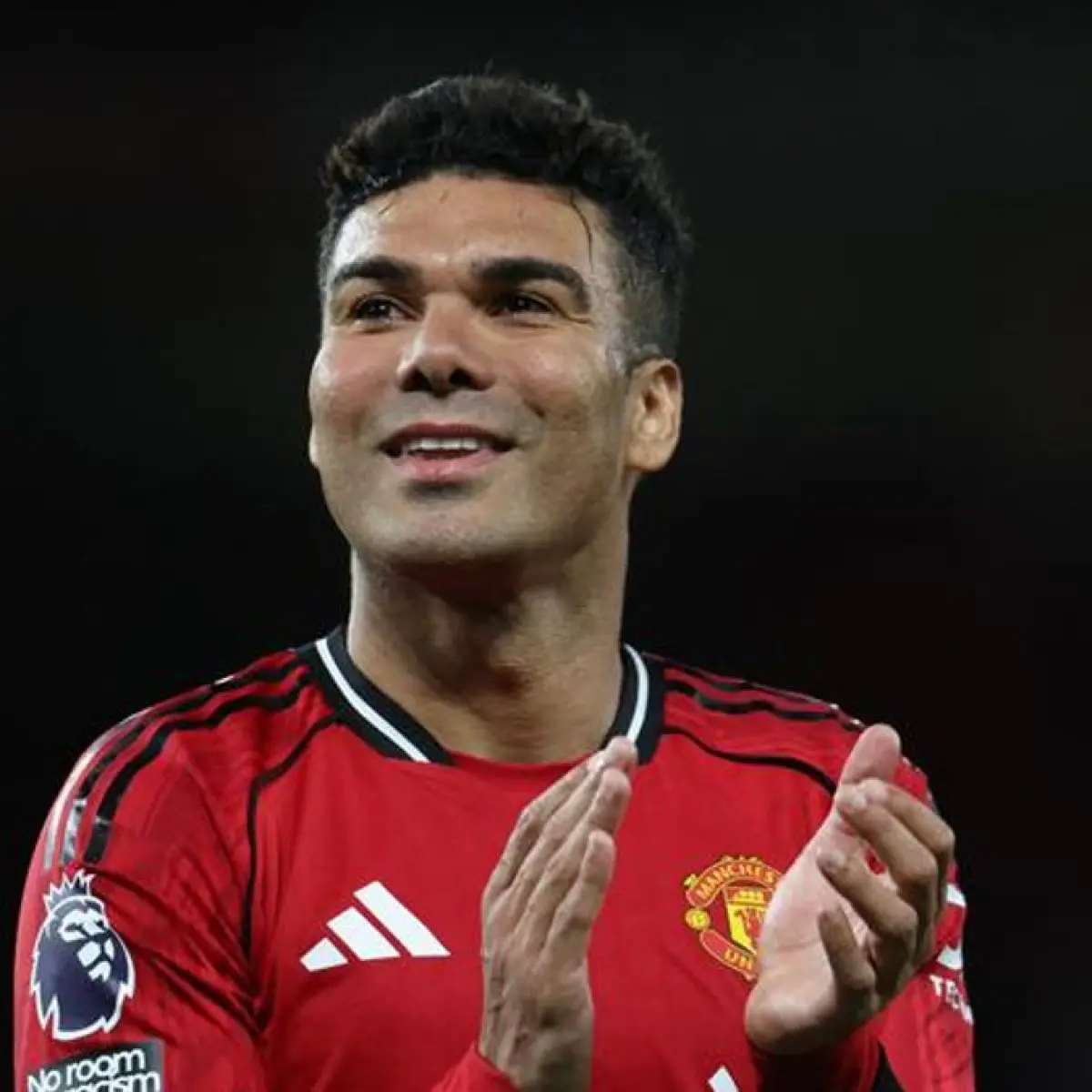 Gelandang Manchester United, Casemiro, mencetak satu gol ke gawang Brentford pada lanjutan Liga Inggris 2025/2026 di Old Trafford, Selasa (28/4/2026) dini hari WIB. (Darren Staples / AFP)