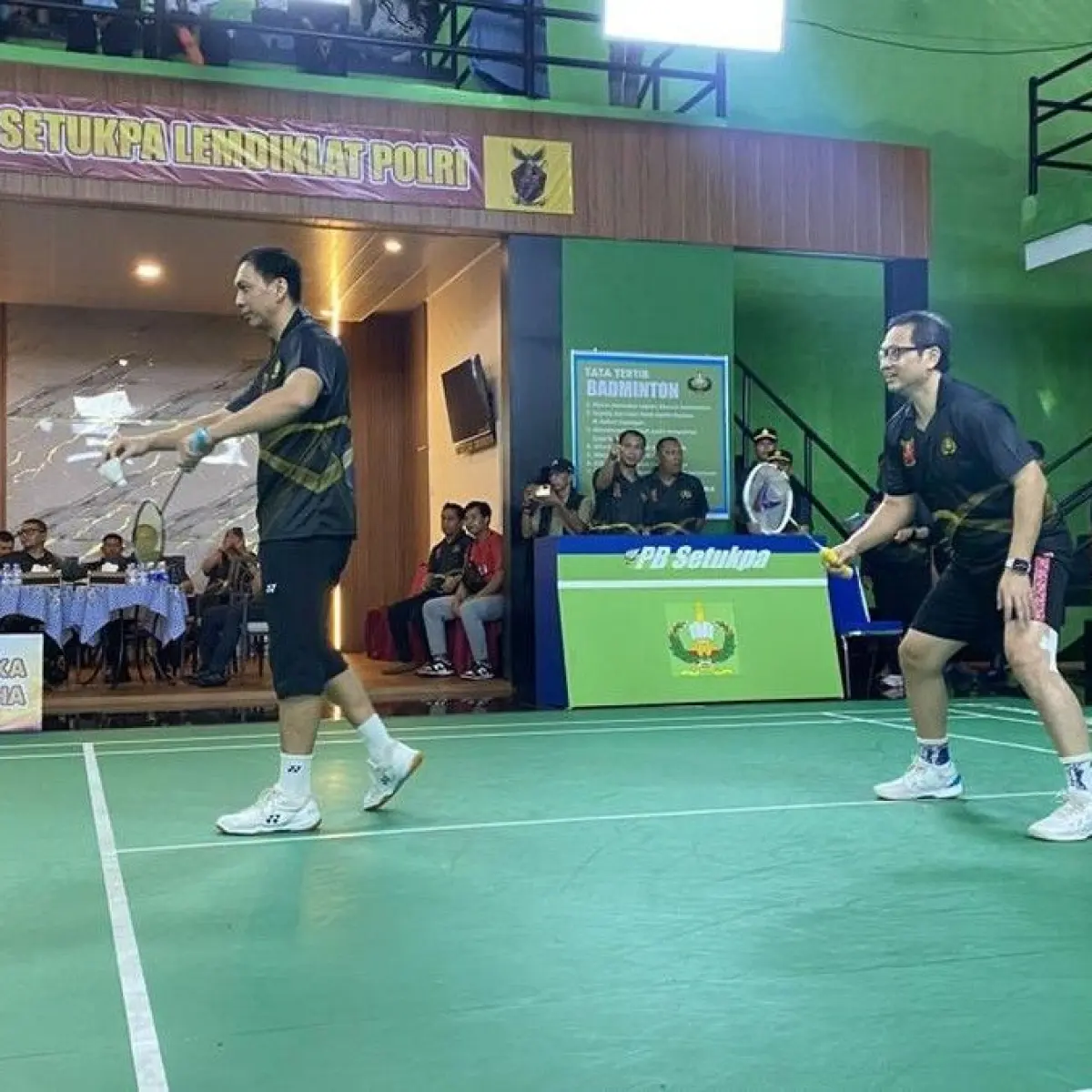 Hariyanto Arbi dan Flandy Limpele saat tanding dengan siswa di Sukabumi (Foto: Siti Fatimah/detikJabar)