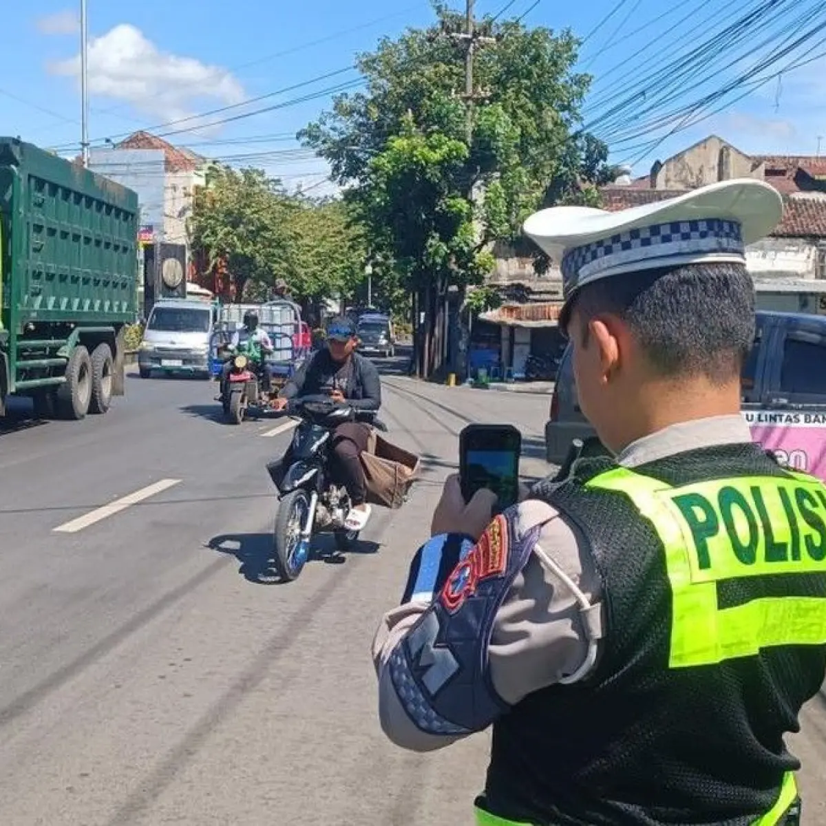 Tilang handheld di Pasuruan/Foto: Muhajir Arifin/detikJatim