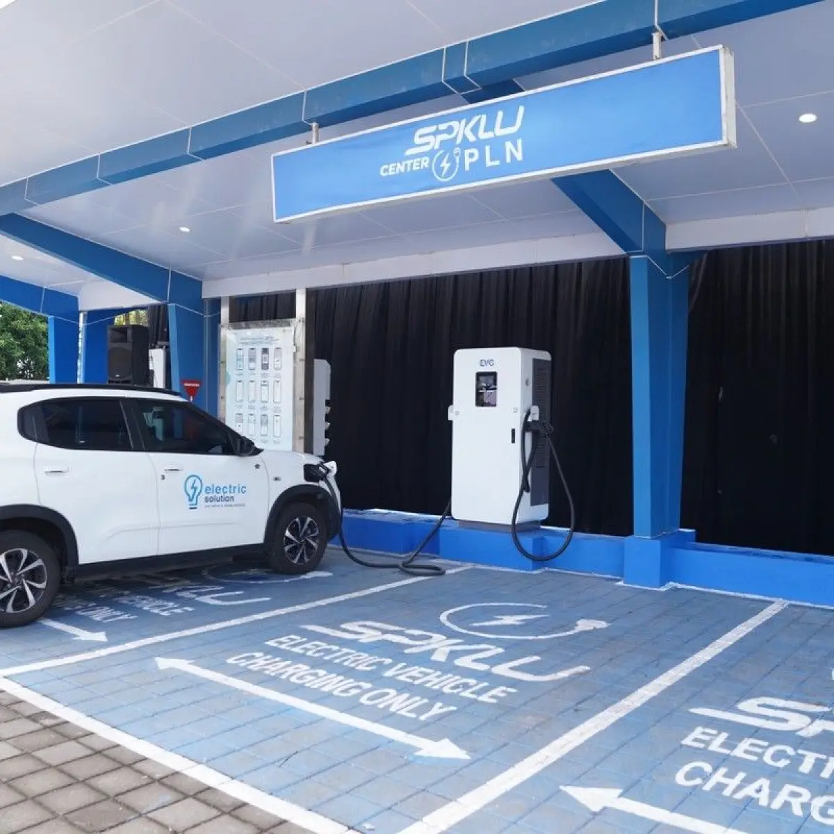 SPKLU PLN Foto: Pengisian daya mobil listrik di SPKLU Center PLN Bali. (Dok. PT PLN UID Bali)