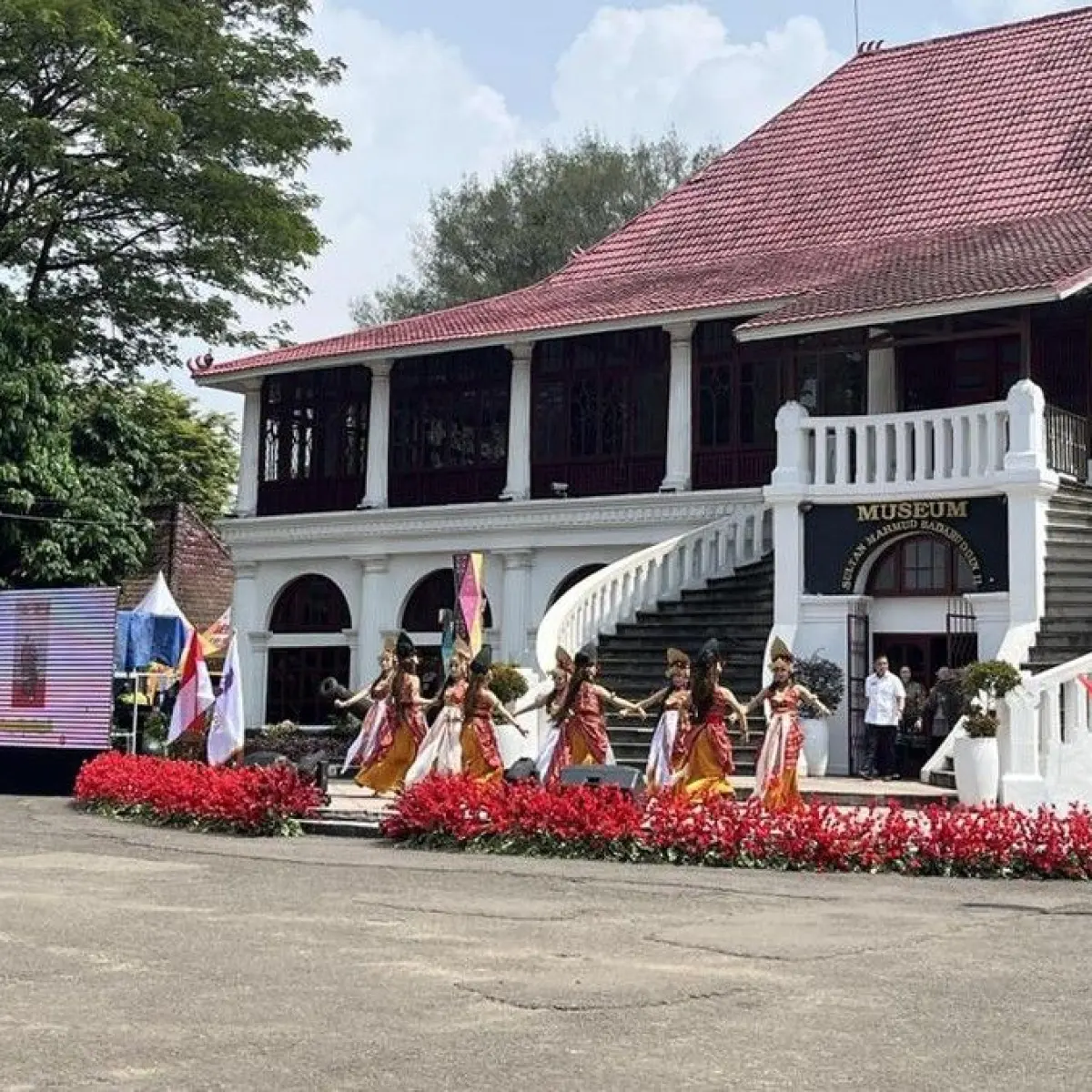 Penampilan tari pembukaan peringatan Hari Tari Sedunia 2026 di halaman Museum Sultan Mahmud Badaruddin II  (Foto: Mutiara Helia Praditha)