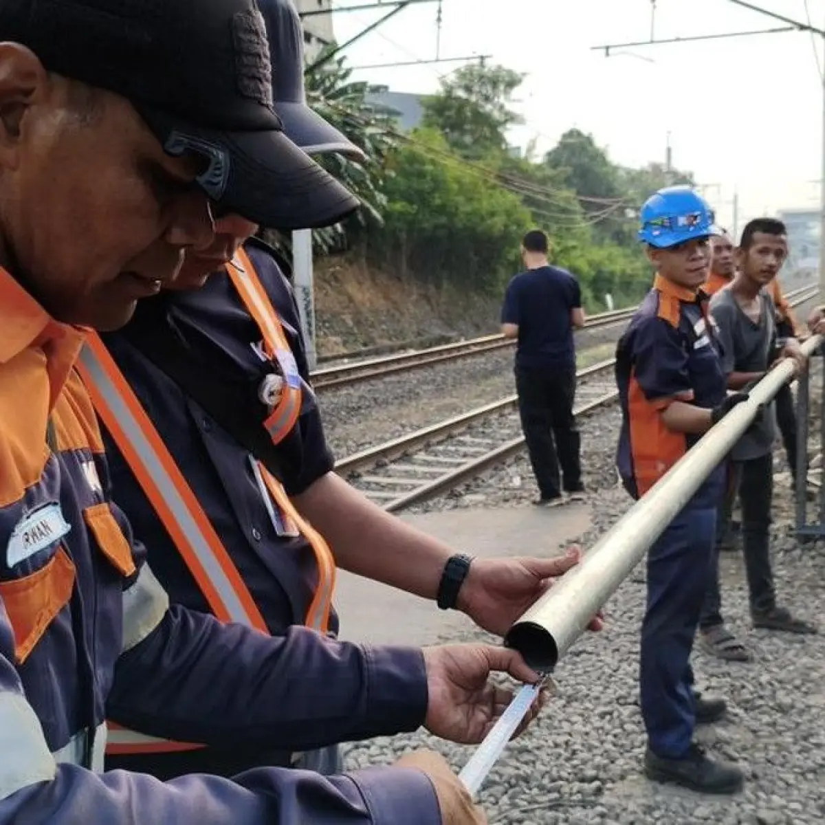 Foto: KAI pasang palang besi di perlintasan sebidang dekat lokasi kecelakaan kereta (Kurniawan/detikcom)