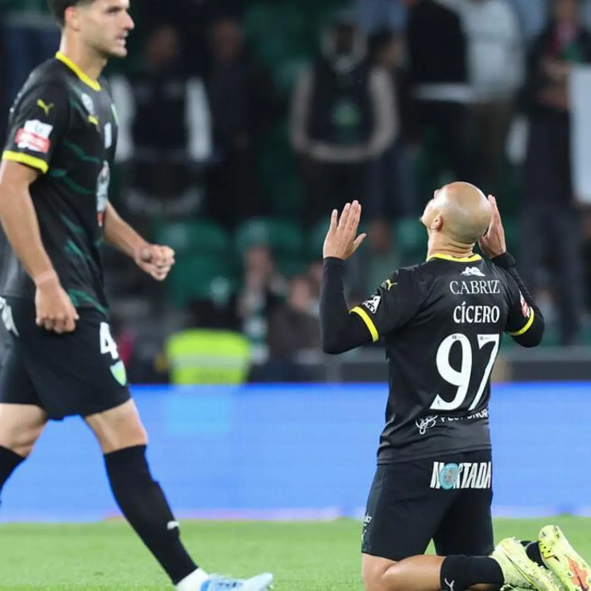 Cícero, sambil berlutut, merayakan gol. Kredit: Lusa