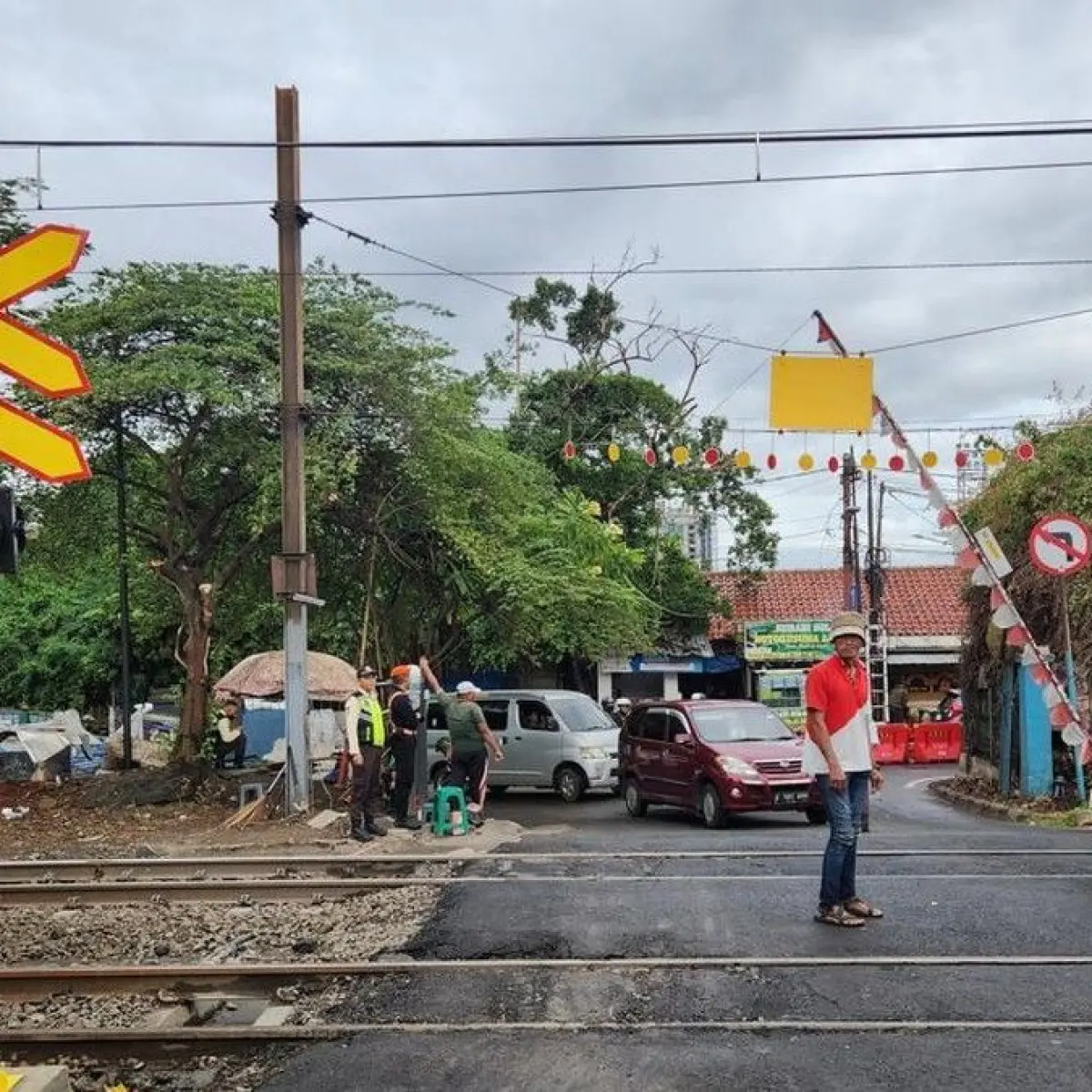 Mengapa Menerobos Palang Kereta Api Berisiko Fatal? Mengupas Dasar Hukum dan Ancaman Medan Magnet