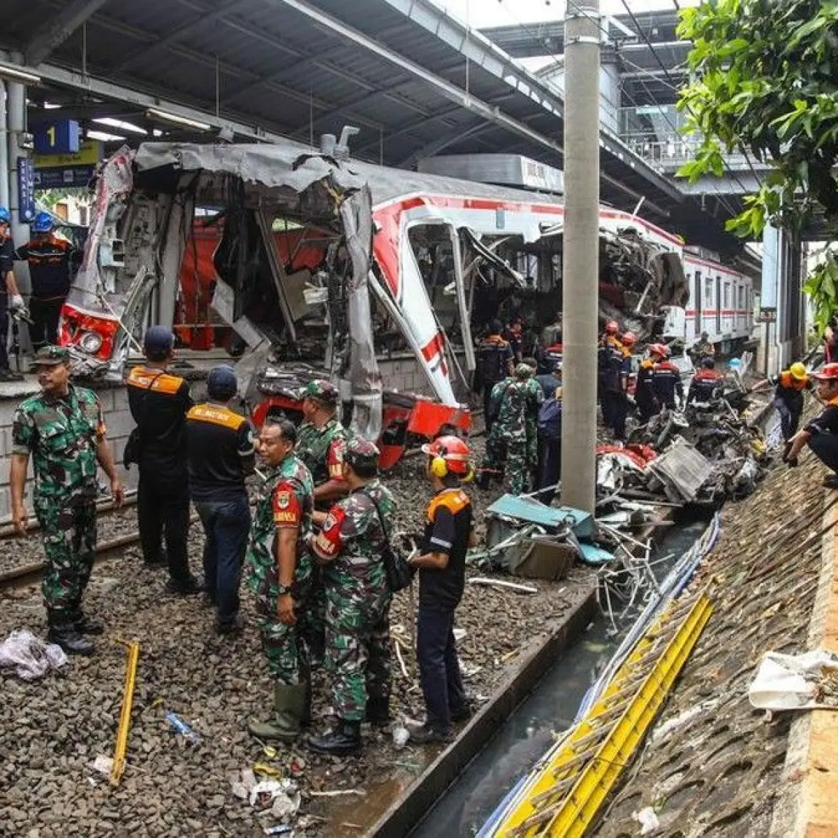 Foto: Detik-detik Evakuasi Gerbong KRL Usai Tabrakan Maut di Bekasi Timur (Pradita Utama/detikFoto)