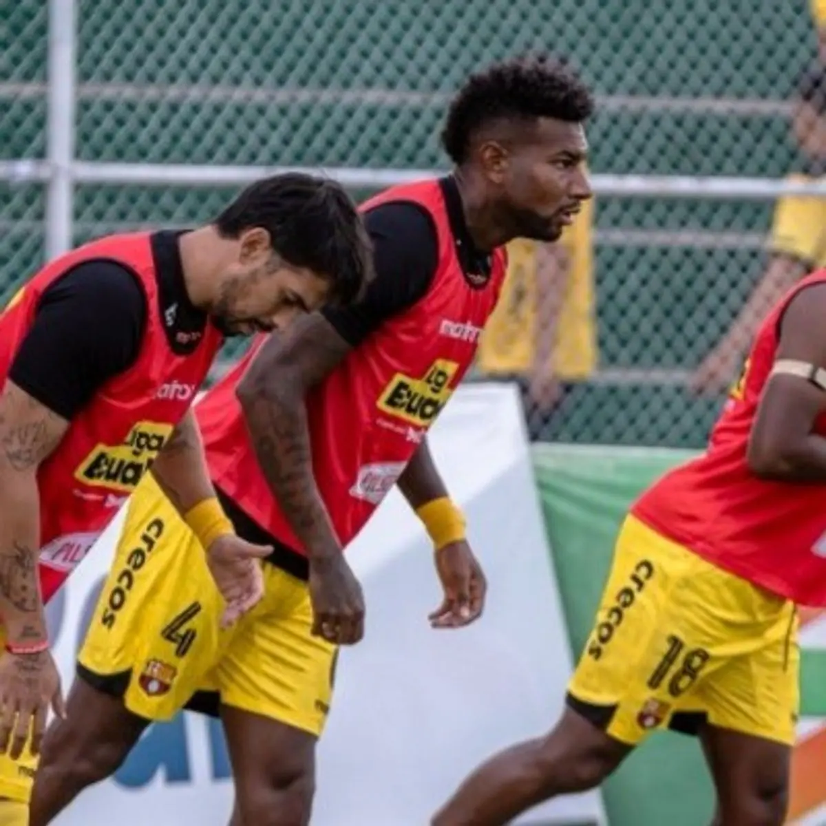 Pemanasan Barcelona: Javier Báez, Gustavo Vallecilla dan Bryan Carabalí (pers BSC).