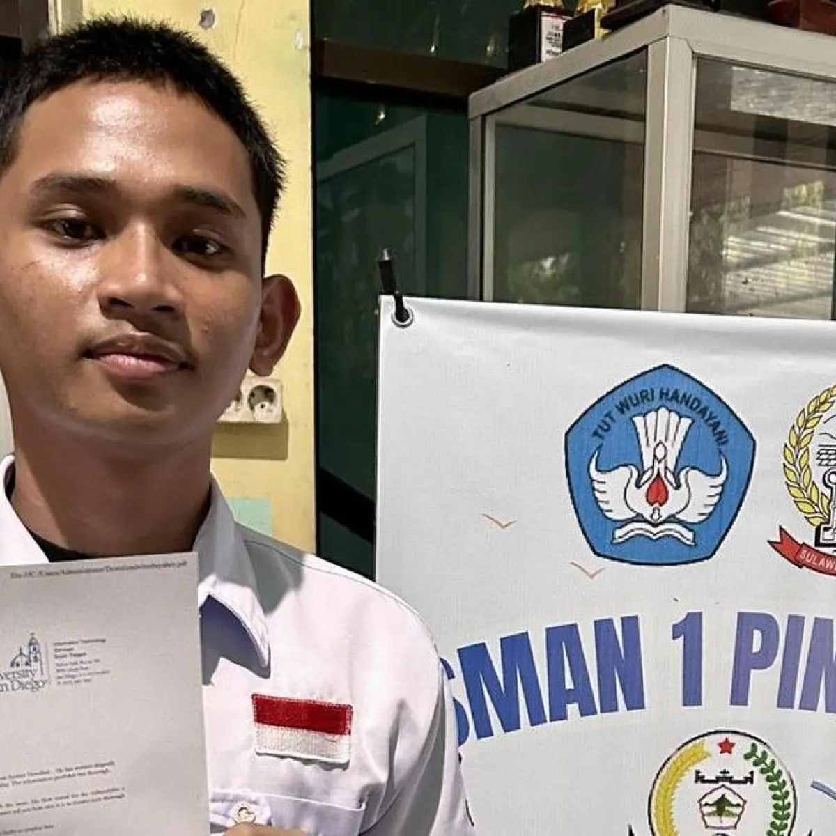 Siswa SMAN 1 Pinrang, Muhammad Syahrir Hamdani menunjukkan penghargaan dari kampus University of San Diego, Amerika Serikat. Foto: (Muhclis Abduh/ detikSulsel)