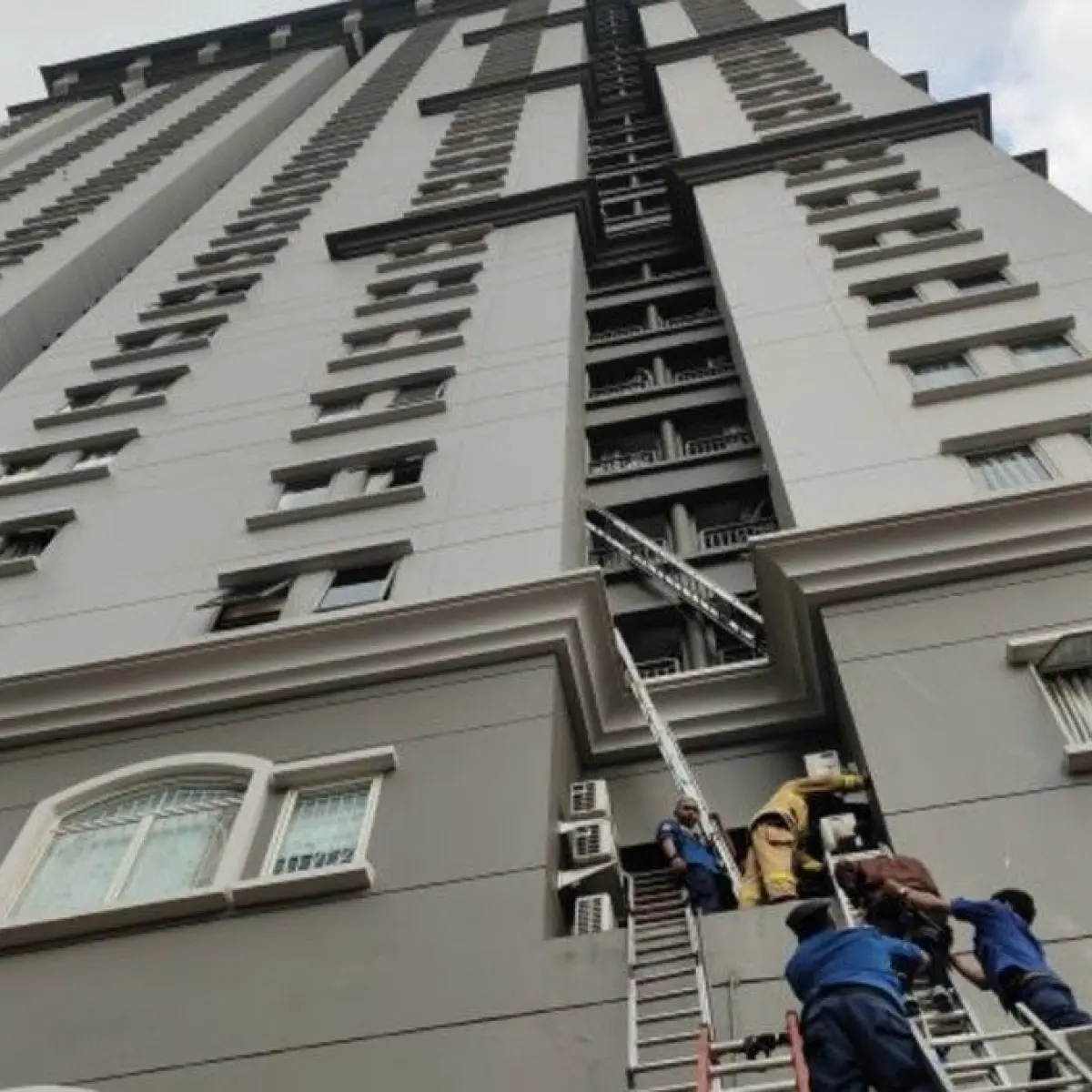 19 Penghuni Apartemen Mediterania Jakarta Barat Berhasil Diselamatkan dari Kepungan Asap Dramatis