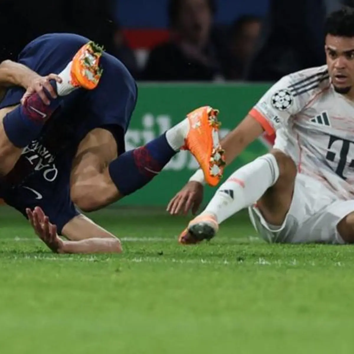 Penyerang Bayern Munchen asal Kolombia #14, Luis Diaz (kanan), melakukan tekel terhadap bek Paris Saint-Germain asal Maroko #02, Achraf Hakimi, dalam pertandingan matchday 4 Liga Champions UEFA antara Paris Saint-Germain (PSG) dan FC Bayern Munchen di P