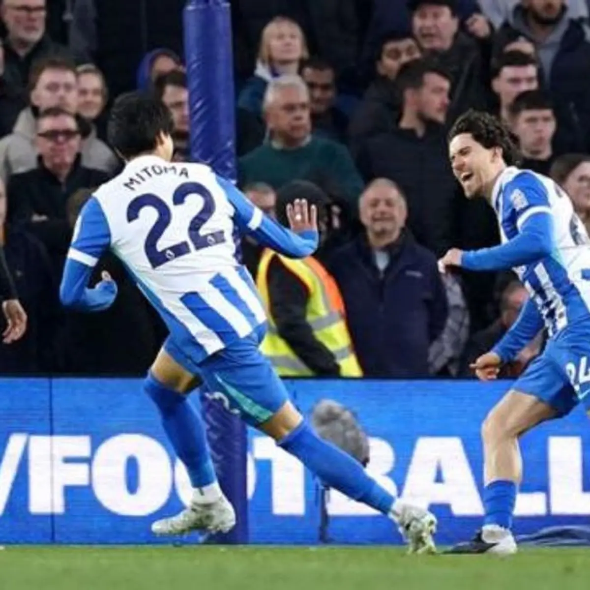 Pemain Brighton and Hove Albion, Ferdi Kadioglu (kanan), merayakan gol yang dicetaknya ke gawang Chelsea dalam laga pekan 34 Premier League 2025/2026 di AMEX Stadium, Rabu (22/4/2026) dini hari WIB. Brighton menang telak 3-0 atas Chelsea dalam pertandinga