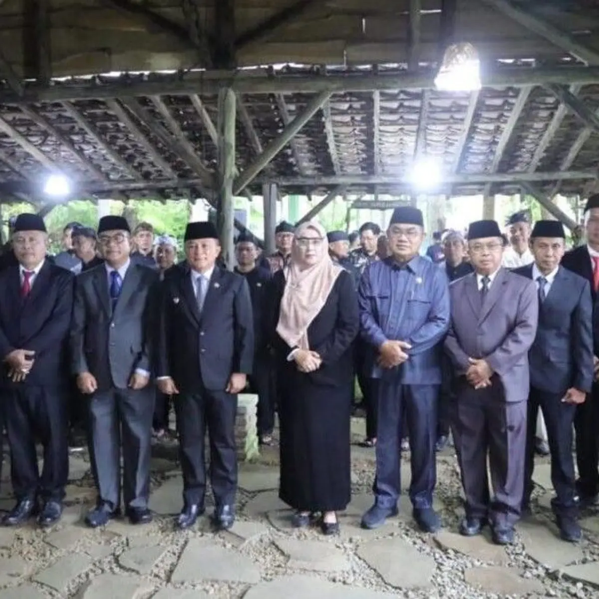 Pelantikan pejabat Kuningan di pos pendakian Cadas Poleng Gunung Ciremai (Foto: Fahmi Labibinajib/detikJabar)