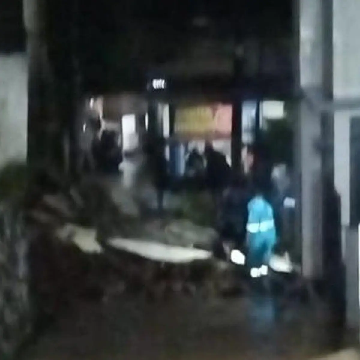 Foto: Hujan deras mengguyur kawasan Kota Depok, Jawa Barat (Jabar). Intensitas hujan yang deras membuat tembok roboh karena tanah longsor tergerus air. (dok Damkar Depok)
