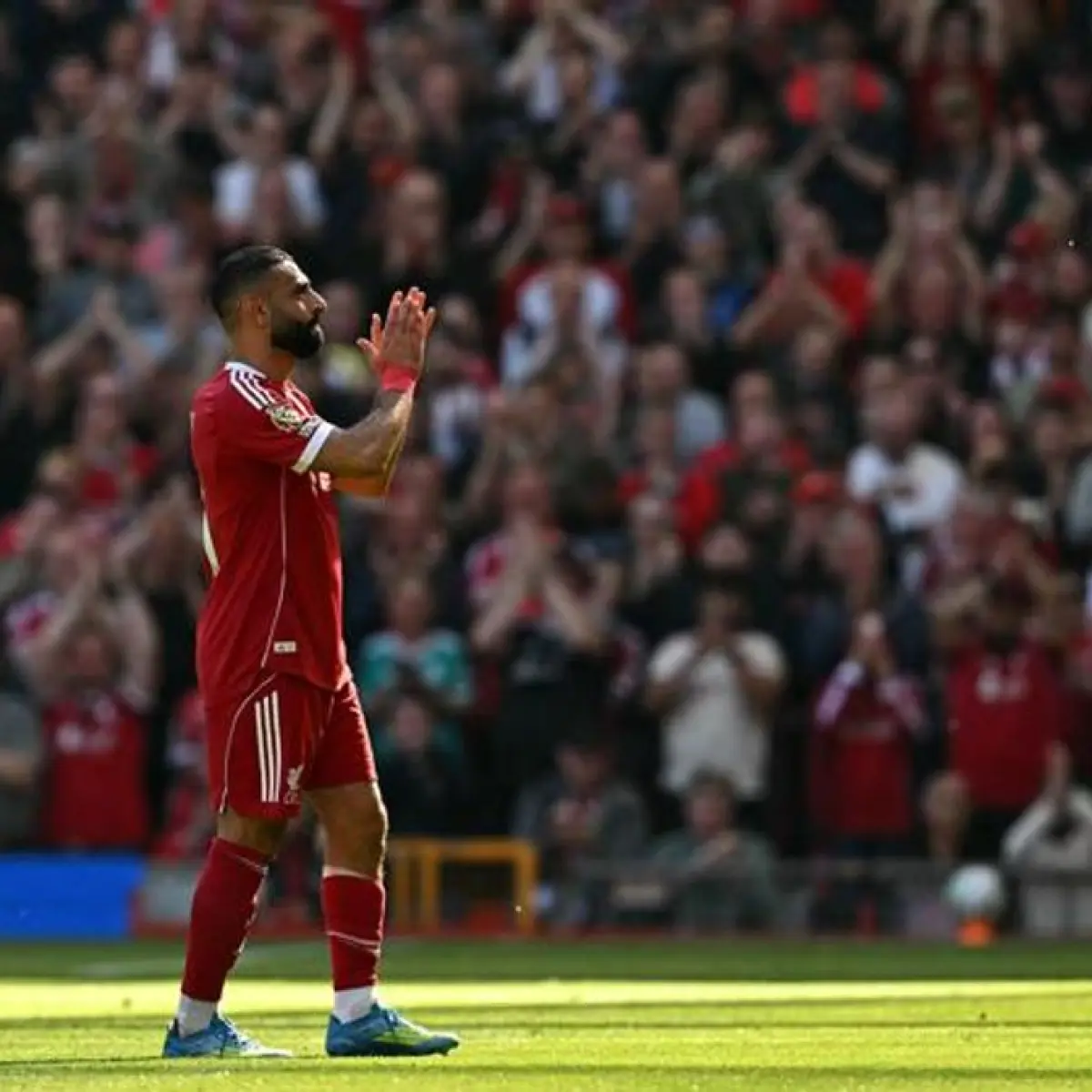 Penyerang Liverpool, Mohamed Salah, memberikan tepuk tangan kepada para suporter saat meninggalkan lapangan dalam kondisi cedera pada pertandingan Premier League Inggris antara Liverpool melawan Crystal Palace di Stadion Anfield, Liverpool, Inggris barat