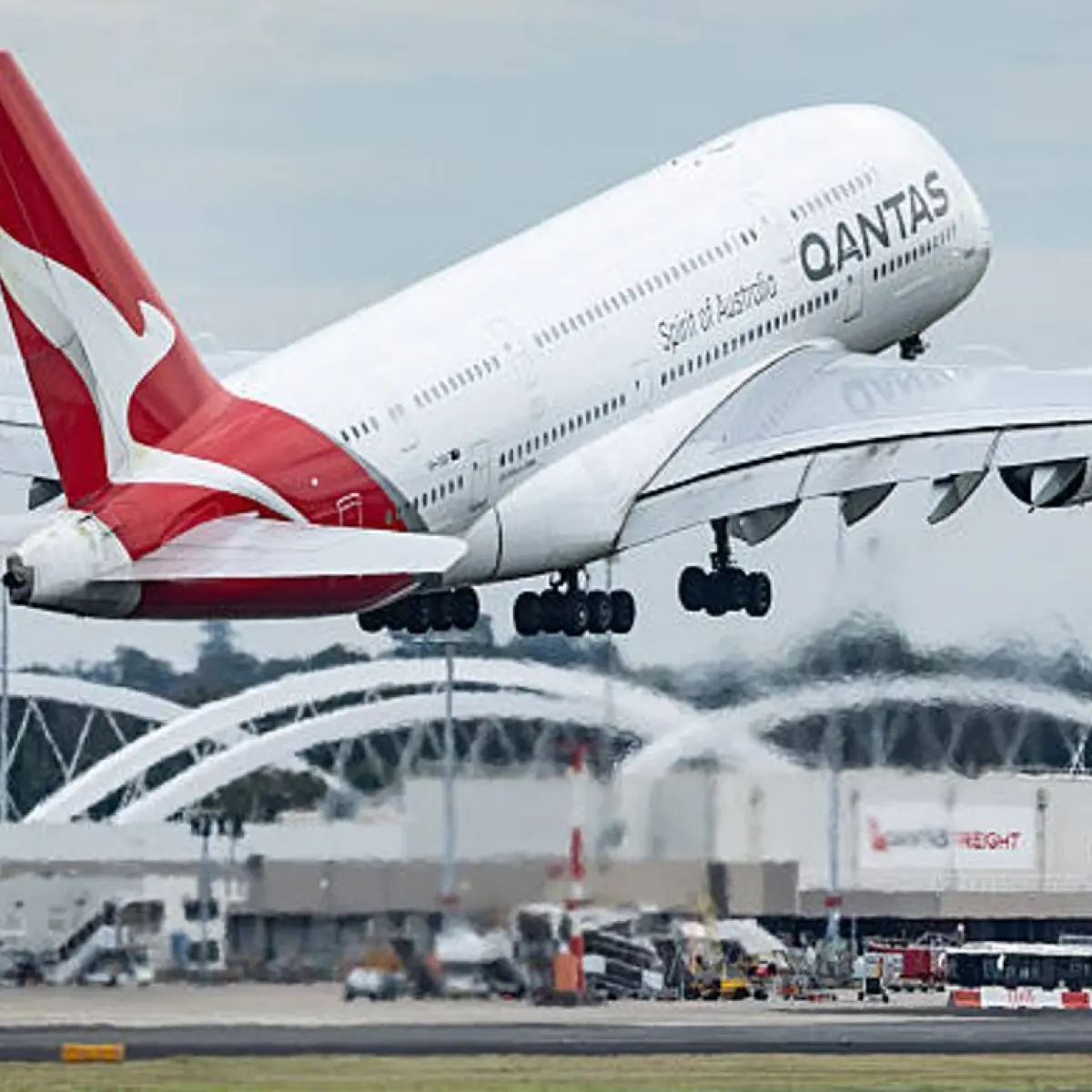 Analisis Mendalam Insiden Mesin Qantas QF520: Profesionalisme Kru Jadi Kunci Keselamatan Penumpang