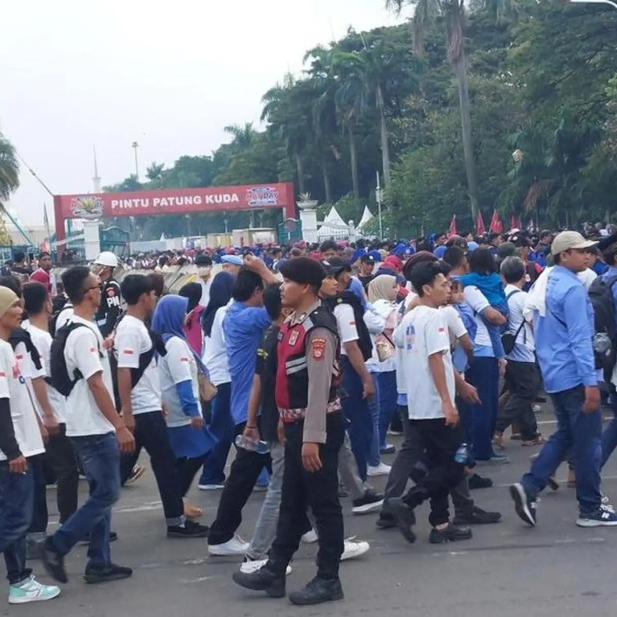 Massa buruh yang hendak mengikuti peringatan Hari Buruh Internasional atau May Day 2026 memasuki kawasan Monas, Jumat (1/5/2026). (Rumondang Naibaho/detikcom)