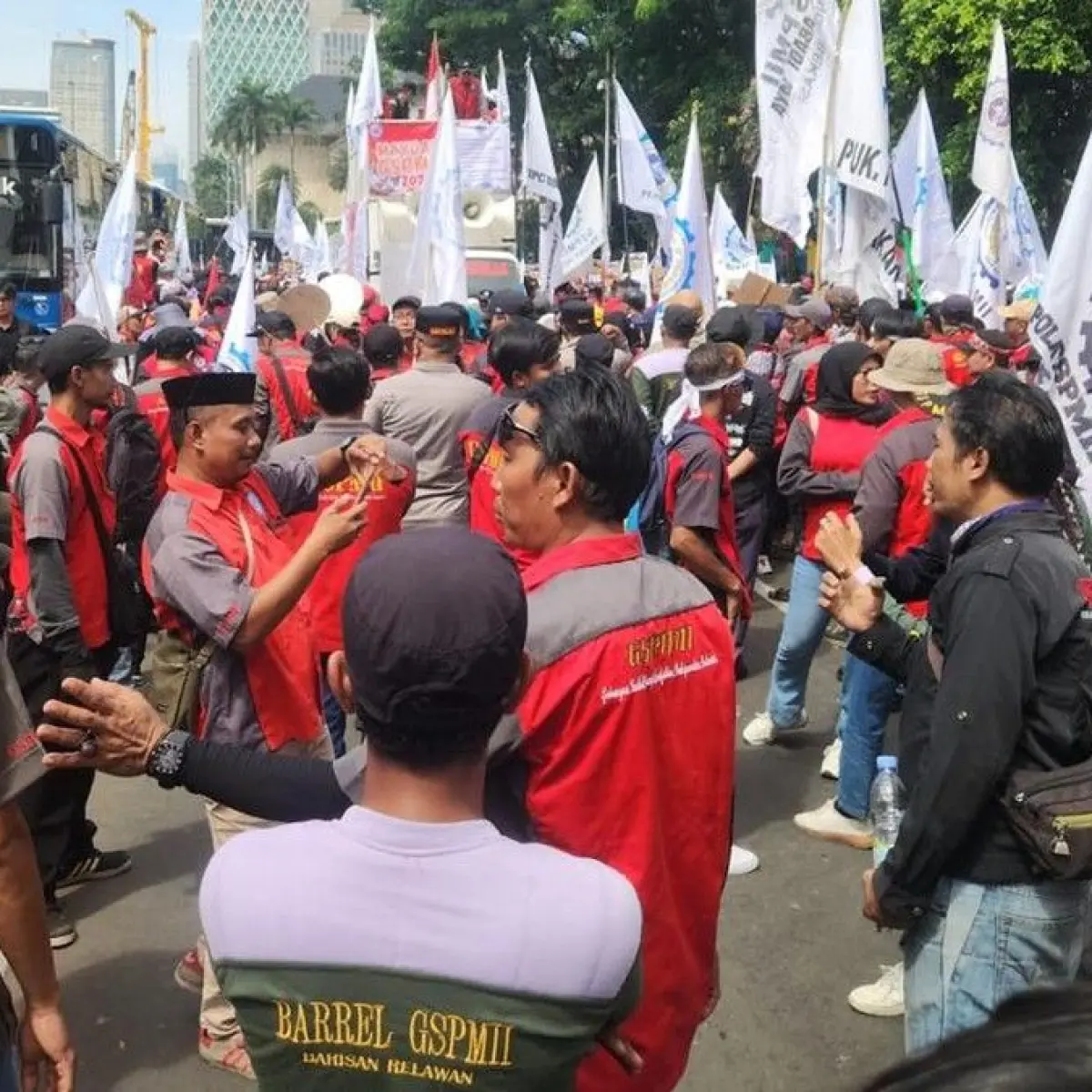 Foto: Aksi buruh di depan DPR RI. (Dok ist)