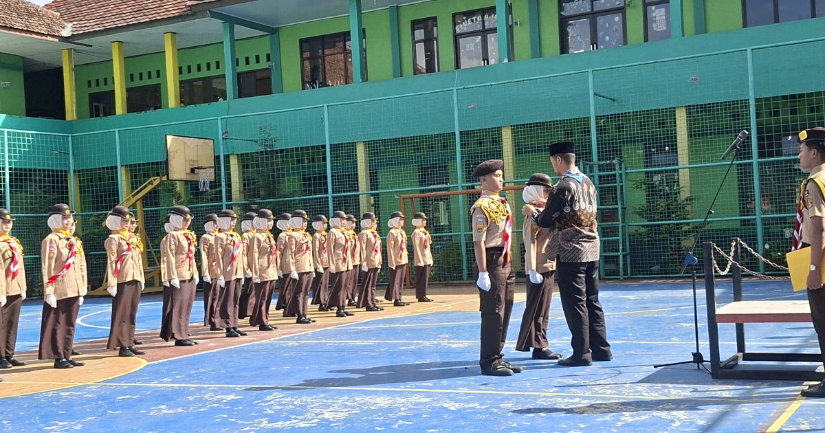 Penyematan tanda kehormatan kepada anggota Penegak Bintara oleh Pembina Lantik.