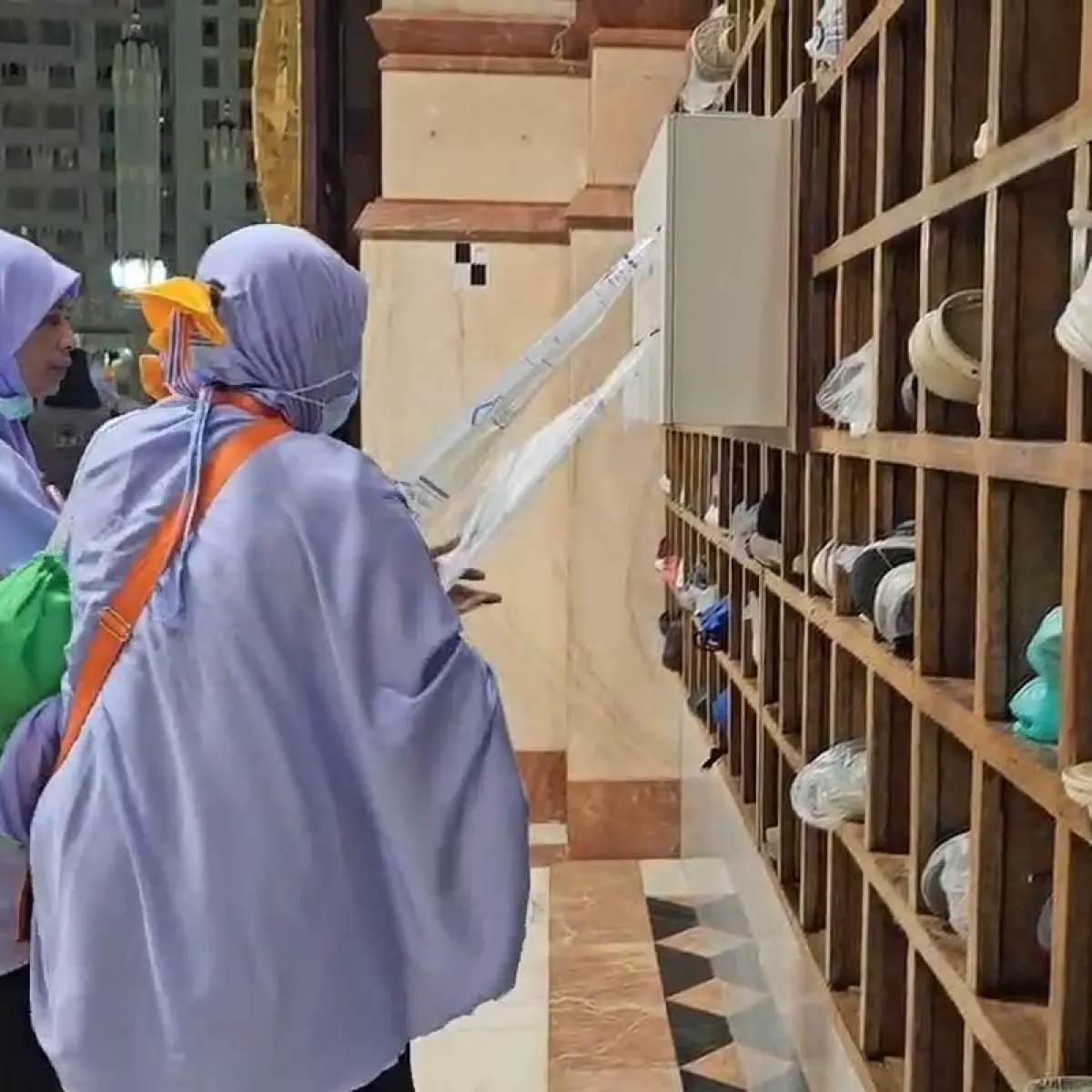 Jemaah haji menyimpan sepatu di rak-rak sepatu yang berada di area pintu masuk Masjid Nabawi, Madinah.(KOMPAS.com/Phytag Kurniati)