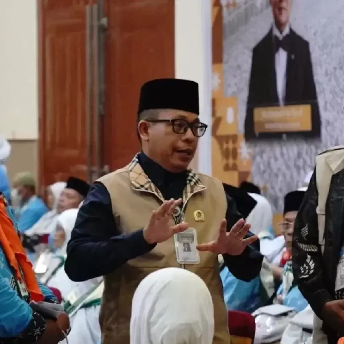 Ketua Panitia Penyelenggara Ibadah Haji Embarkasi Medan Zulkifli Sitorus (tengah) bersama Ketua Rombongan IX Saifan Simanjuntak (kiri) saat menyambut 359 calon haji Kloter 9 Embarkasi Medan, di Asrama Haji Medan, Sumatera Utara, Kamis (30/4/2026). (ANTARA