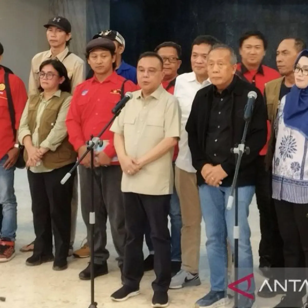 Wakil Ketua DPR RI Sufmi Dasco Ahmad bersama jajaran DPR dan aliansi Gerakan Buruh Bersama Rakyat (Gebrak) saat konferensi pers di kompleks parlemen, Jakarta, Jumat (1/5/2026). ANTARA/Bagus Ahmad Rizaldi/am.