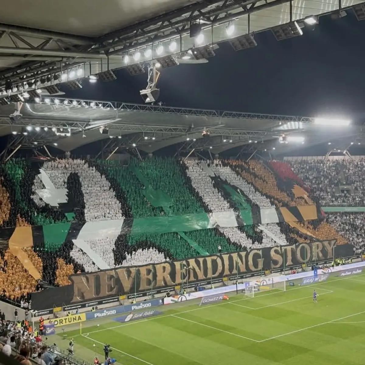 WP SportoweFakty / Olaf Kędzior / Koreografi suporter Legia selama pertandingan melawan Widzew