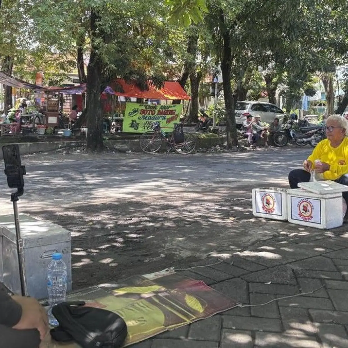 Foto: Kisah driver ojek online live TikTok 24 jam demi melariskan dagangan lansia di Surabaya. (Jihan Navira/detikJatim).