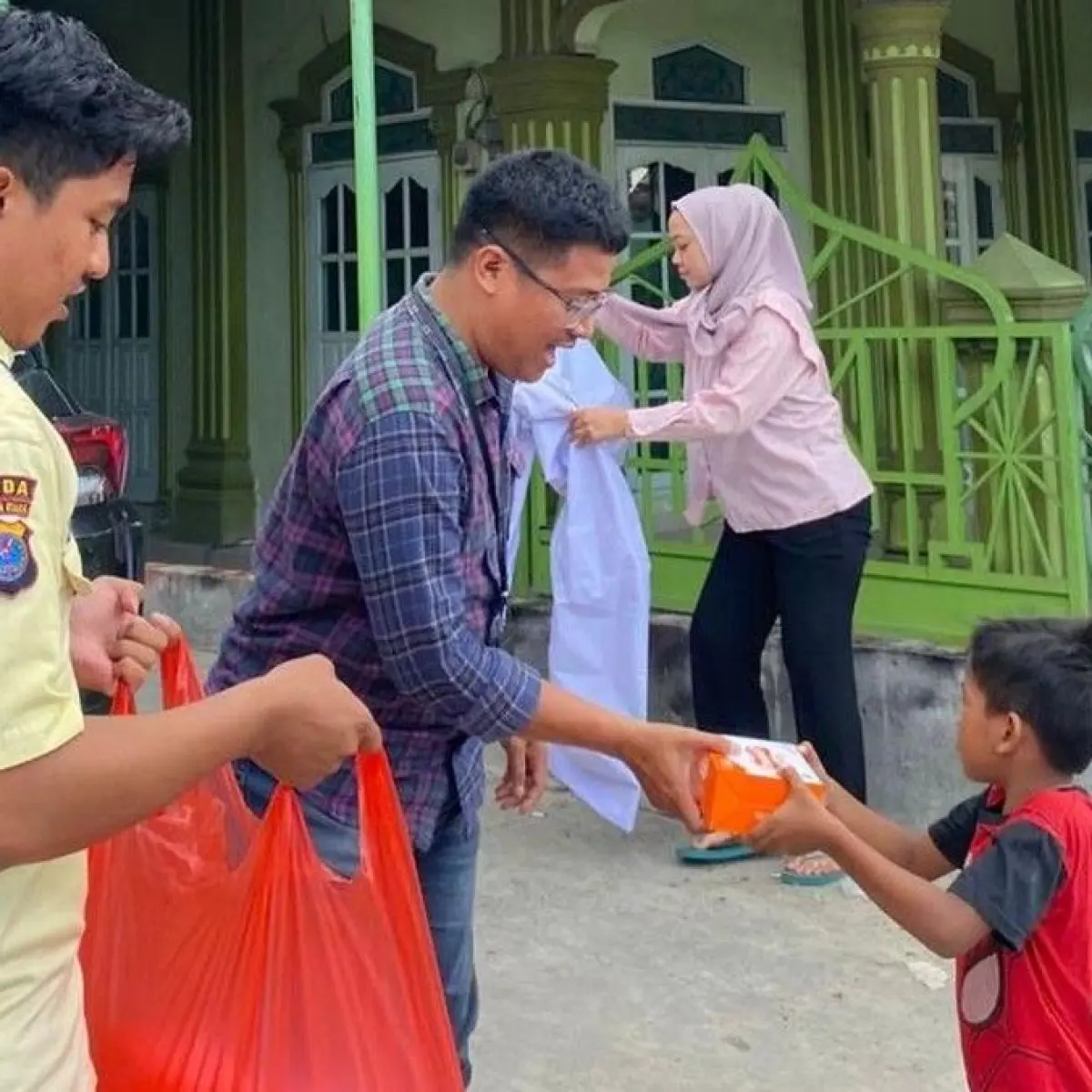 Pegadaian Kanwil I Medan Perkuat Solidaritas Sosial Lewat Program Sedekah Jumat di Dua Masjid Lokal