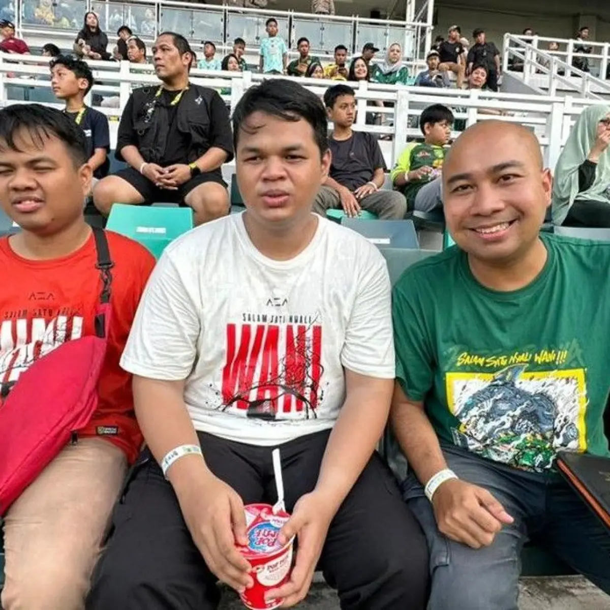 Aksesibilitas Inklusif: Suporter Tunanetra Persebaya Rasakan Euforia Derby di Stadion Gelora Bung Tomo