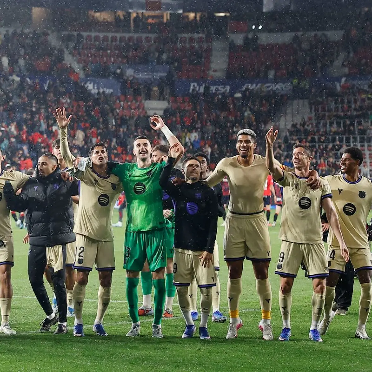 Para pemain Barcelona merayakan kemenangan di Pamplona Villar López / EFE