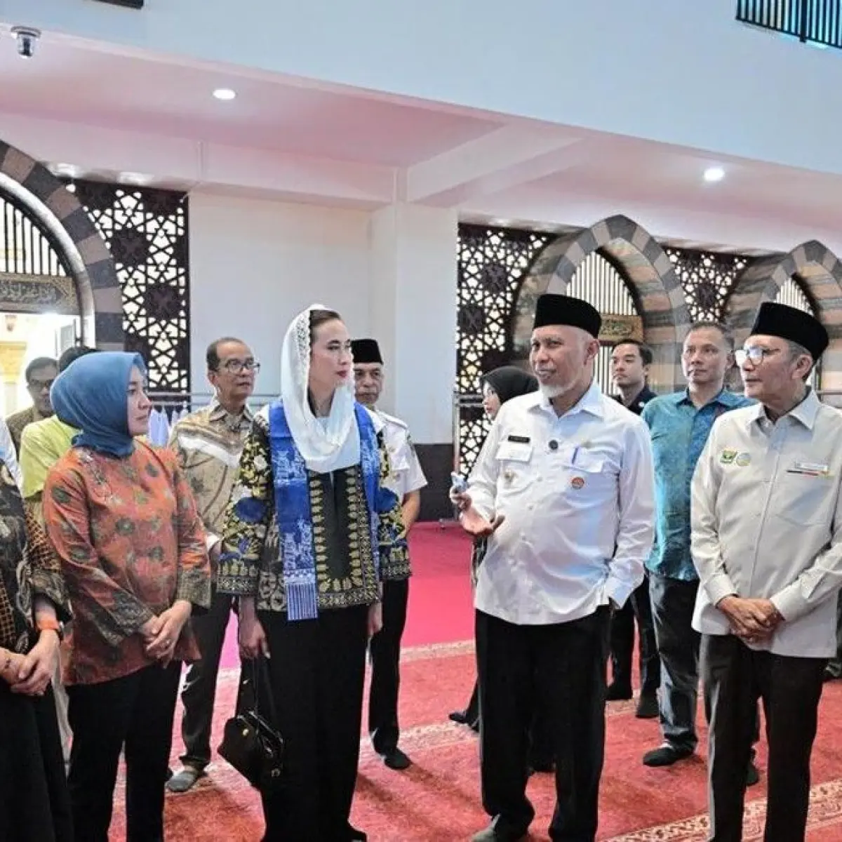 Klarifikasi Pemprov Sumbar: Menteri Pariwisata Hanya Mengenakan Kaus Kaki di Masjid Syekh Khatib