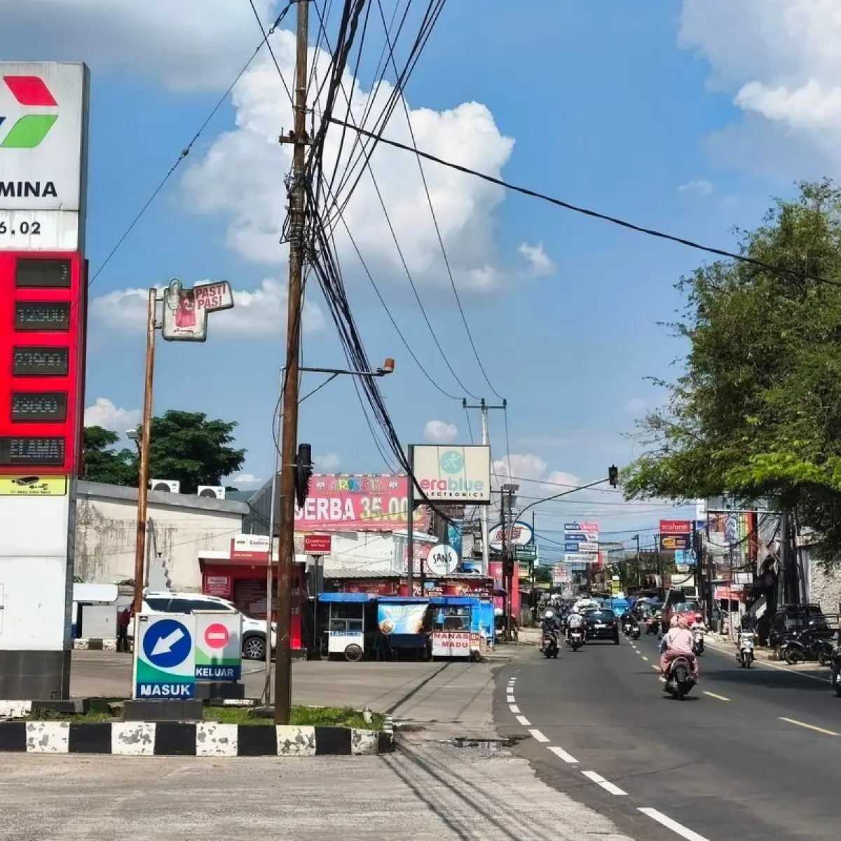 Salah satu SPBU yang berada di Jalan Raya Ciampea, Kecamatan Ciampea, Kabupaten Bogor.(KOMPAS.com/PUTRA RAMADHANI ASTYAWAN KONTRIBUTOR BOGOR)
