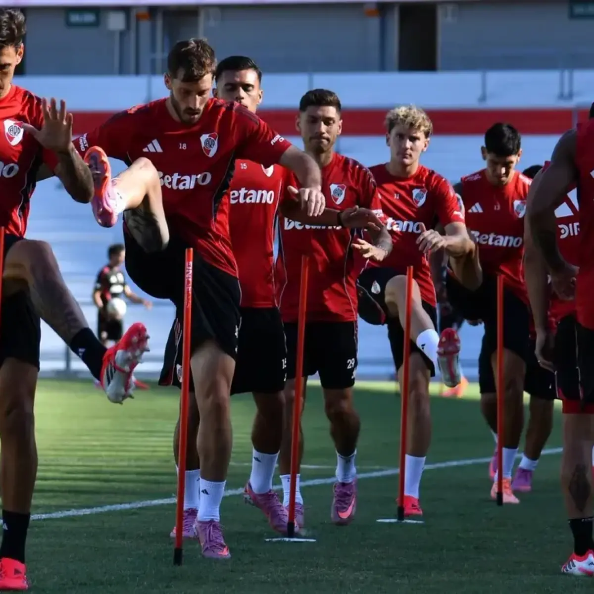 Dilema Strategis River Plate: Dua Pilar Bertahan Terancam Absen Jelang Babak Gugur Copa Argentina 2026