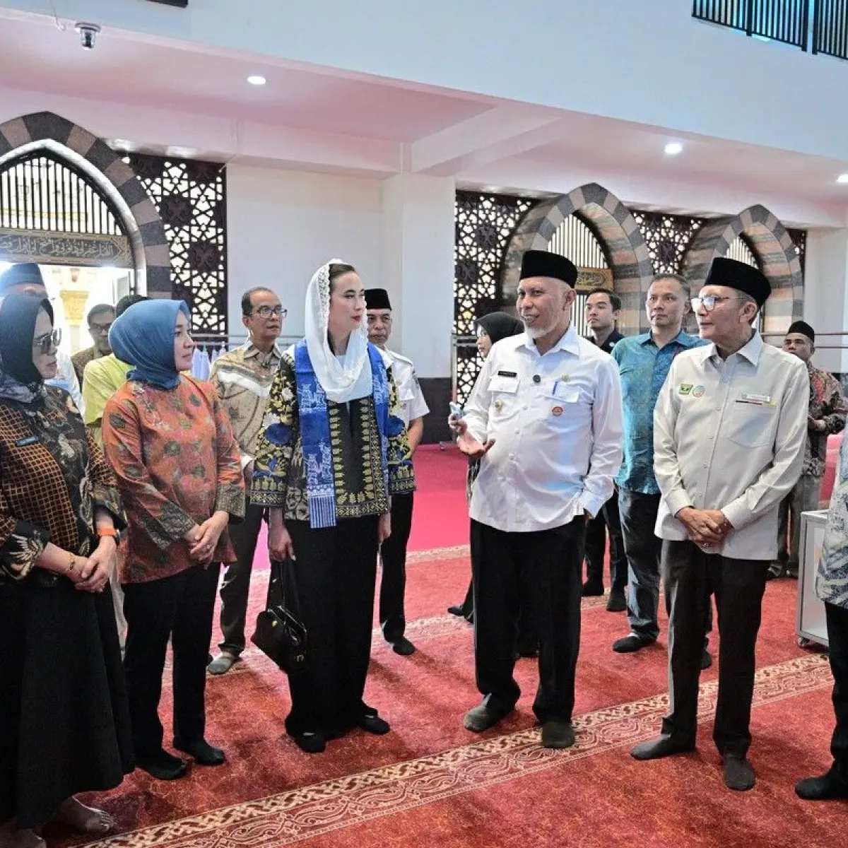 Pemprov Sumbar Beri Klarifikasi Tegas: Menteri Pariwisata Kenakan Kaos Kaki, Bukan Sepatu di Masjid Syekh Khatib