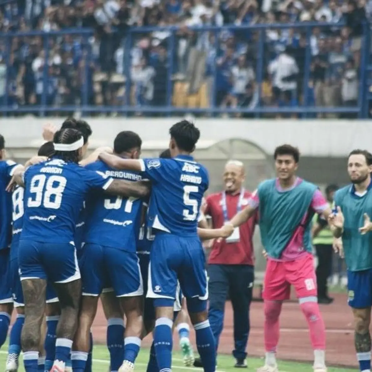 Kunci Tiga Poin Kandang: Gol Cepat Antar Persib Bandung Kokoh di Puncak Usai Taklukkan PSIM 1-0