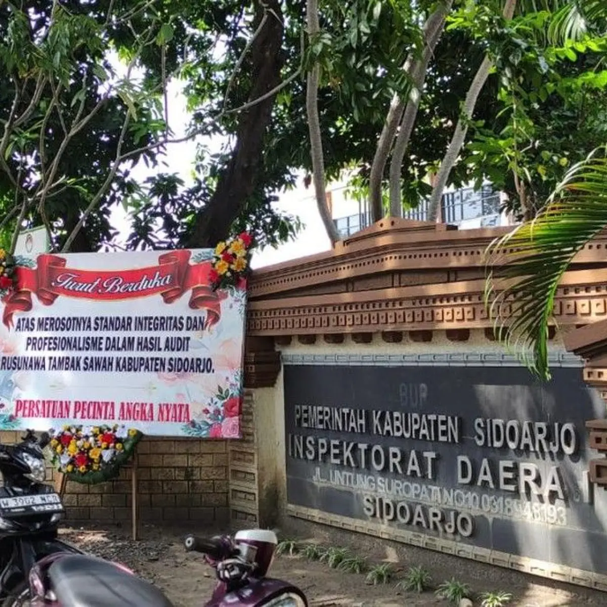 Karangan Bunga Misterius Serbu Kantor Inspektorat Sidoarjo, Kritik Tajam Hasil Audit Mengemuka