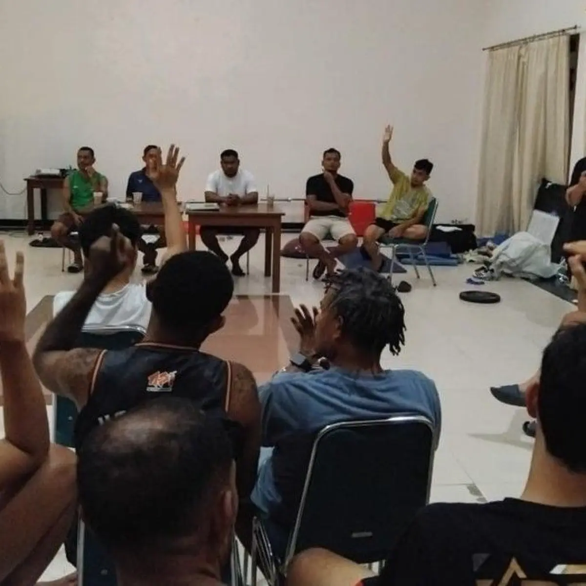 Para pemain PSBS Biak menggelar pertemuan dengan manajer tim, staf ofisial, dan pelatih pada hari Selasa (5/5/2026) malam. Foto: Dok PSBS Biak