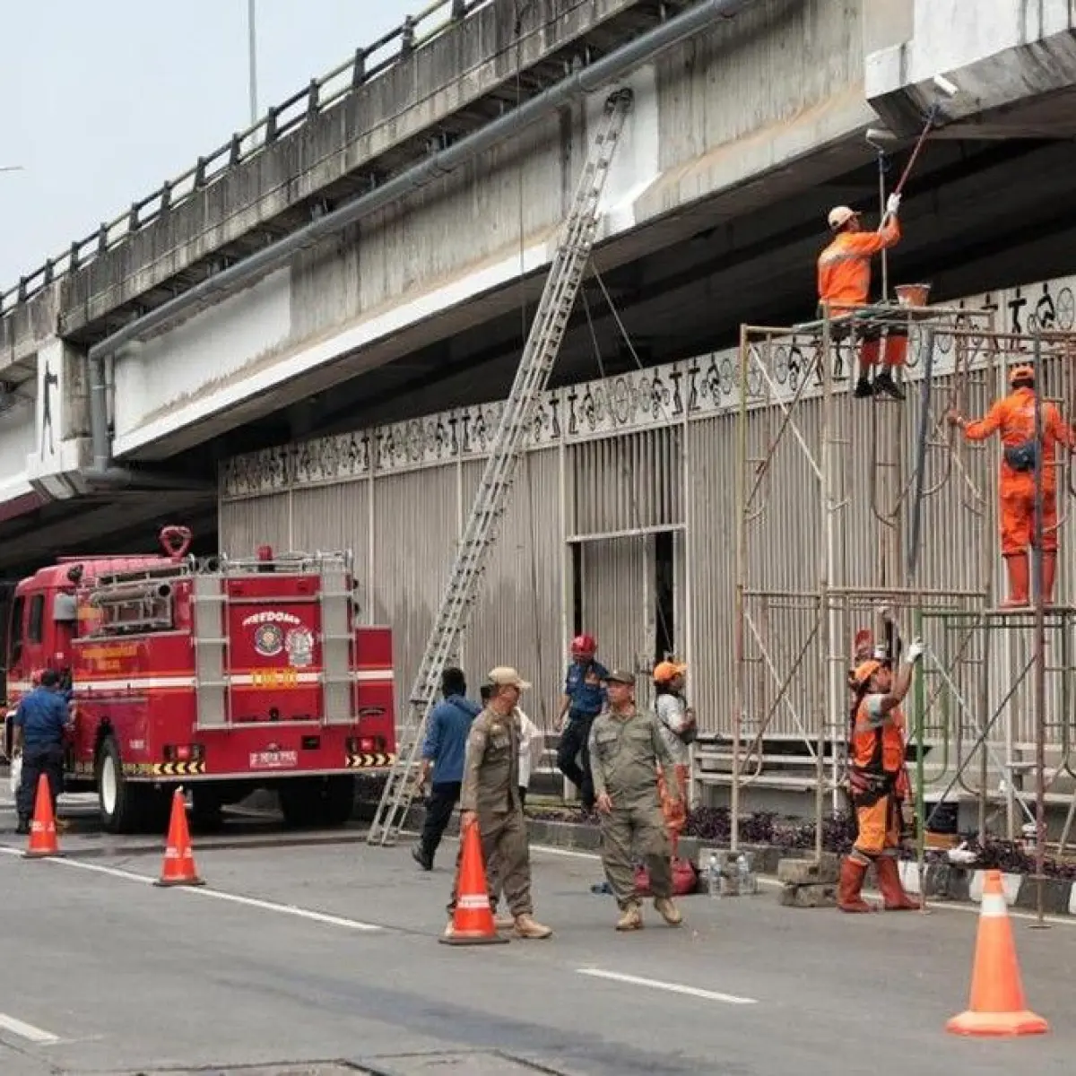 Pemkot Jaktim membangun arena tinju dan skateboard di kolong flyover Pasar Rebo agar generasi muda menyalurkan energi ke olahraga dan menjauhi tawuran. (dok BeritaJakarta)