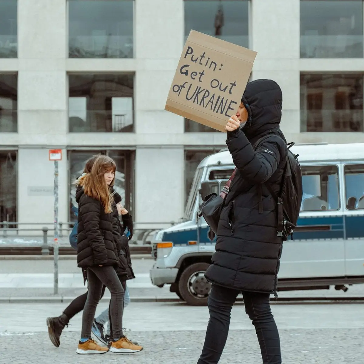 ilustrasi garis polisi di depan bangunan (Foto: Unsplash)