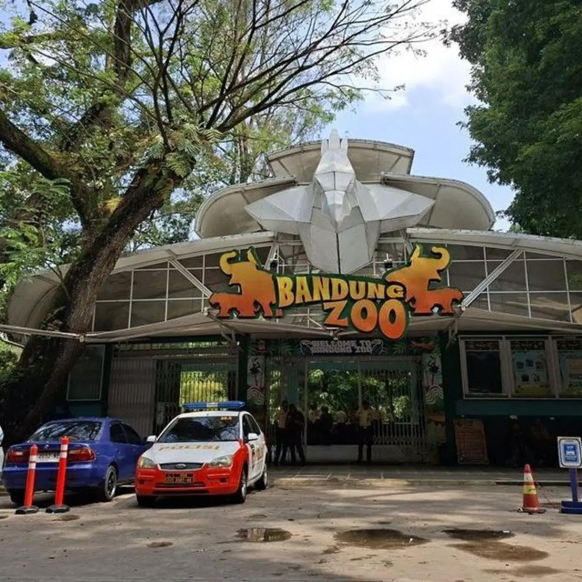 Pintu masuk ke wisata Bandung Zoo.(Foto: Nur Khansa Ranawati/detikJabar)