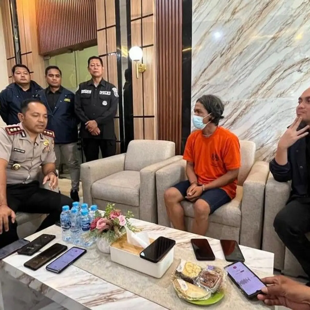 Kecemburuan Berujung Maut: Menantu di Mojokerto Ditahan Polisi Usai Aniaya Ibu Mertua dan Istri