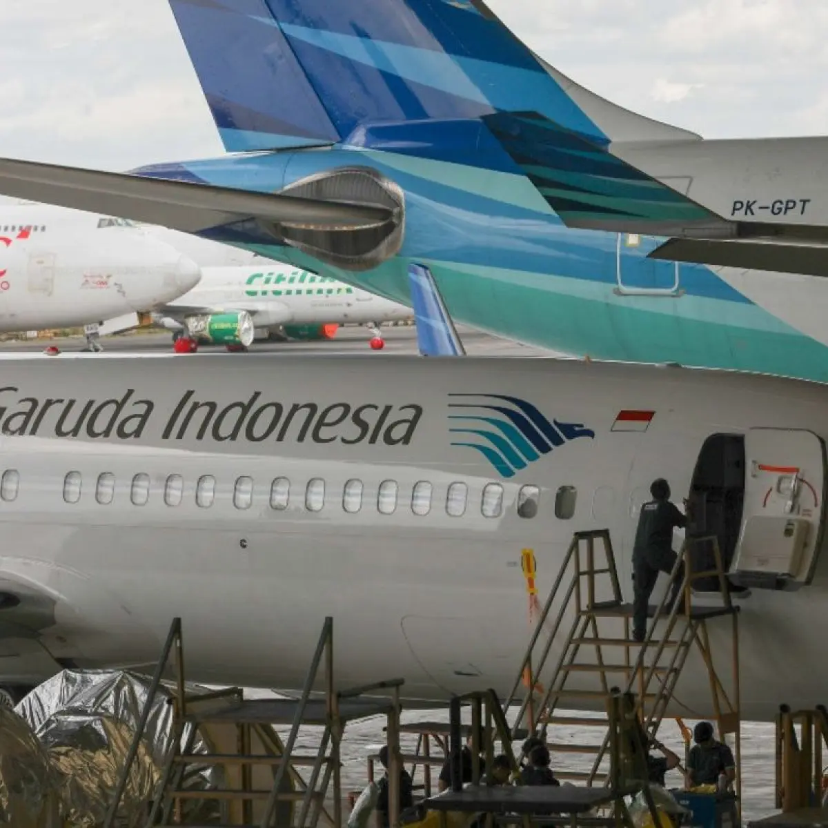 Pegawai melakukan perawatan pesawat milik grup Garuda Indonesia di Hanggar GMF AeroAsia Bandara Soekarno Hatta, Tangerang, Banten, belum lama ini. Bisnis/Himawan L Nugraha