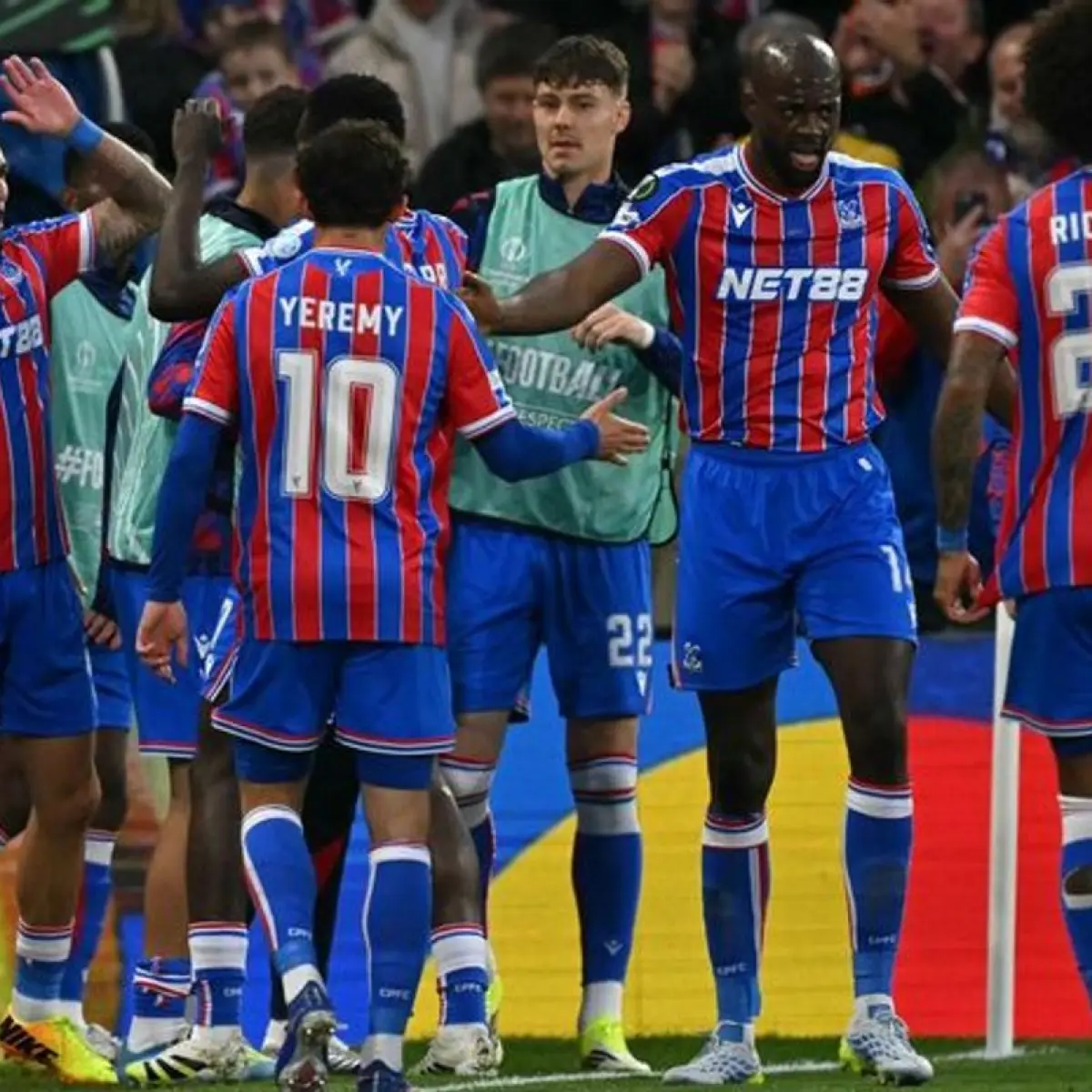 Crystal Palace berhasil melenggang ke final UEFA Conference League usai menang 2-1 atas Shakhtar Donetsk pada leg kedua semifinal. The Palace berhak ke partai puncak karena unggul agregat 5-2. (GLYN KIRK/AFP)