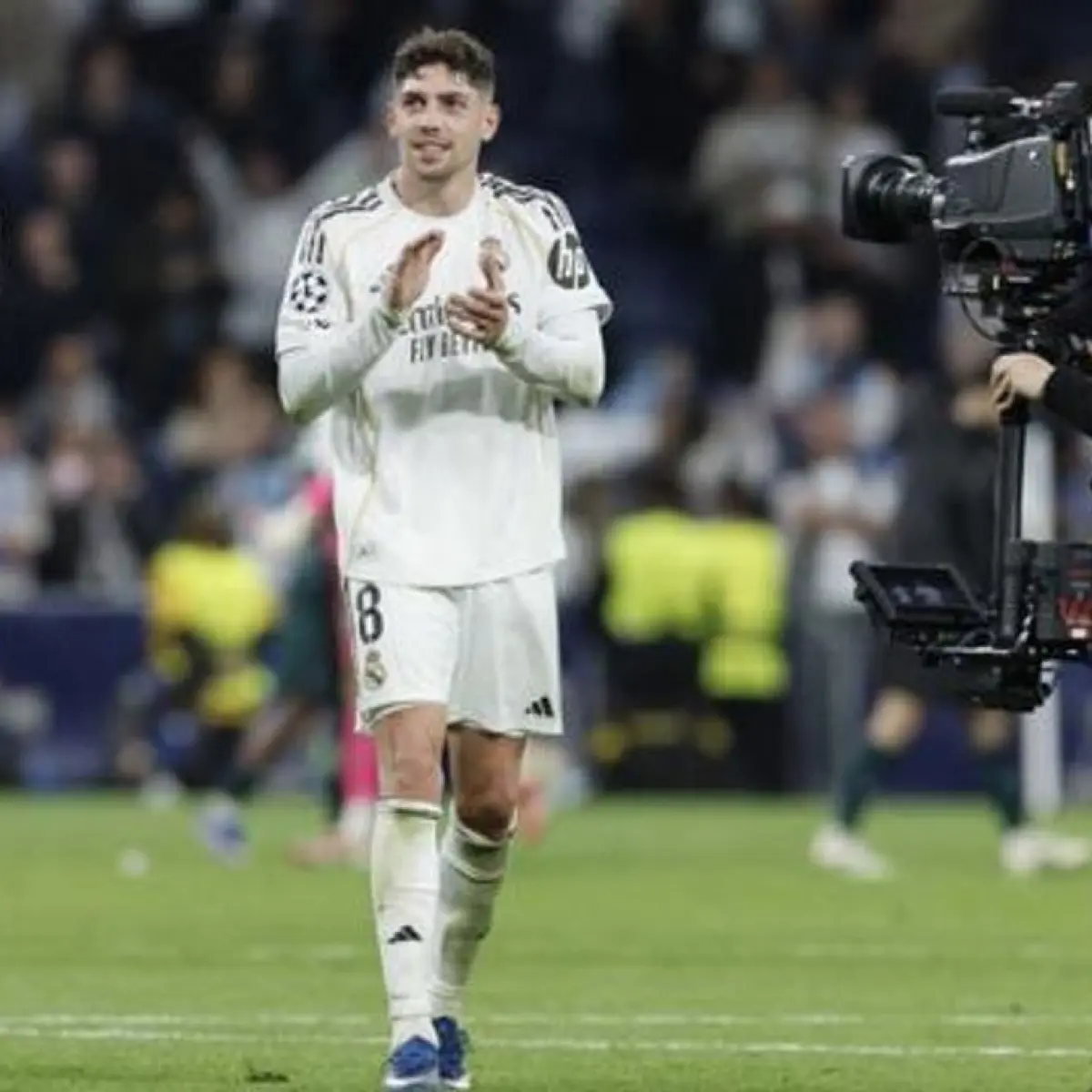 Bek Real Madrid asal Inggris bernomor punggung 12, Trent Alexander-Arnold (kiri), dan gelandang Real Madrid asal Uruguay bernomor punggung 8, Federico Valverde, merayakan kemenangan di akhir pertandingan leg pertama babak 16 besar Liga Champions UEFA anta