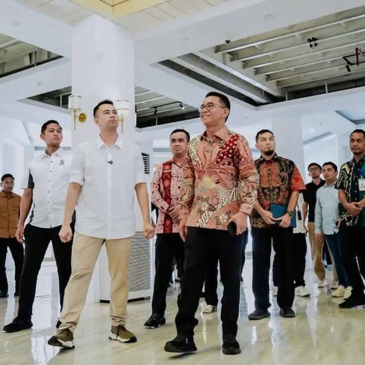 Foto: Foto: Wakil Wali Kota Medan H Zakiyuddin Harahap memamerkan gedung bersejarah Warenhuis pascarevitalisasi kepada Utusan Khusus Presiden Bidang Pembinaan Generasi Muda dan Pekerja Seni, Raffi Ahmad. (Dok.Pemkot Medan)