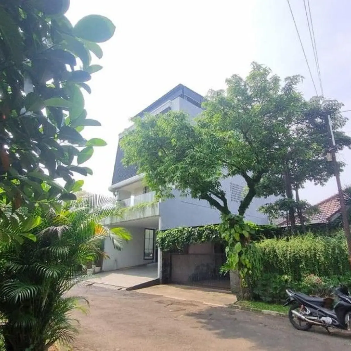 Foto: Anggota BPK RI, Haerul Saleh, meninggal dunia dalam insiden kebakaran rumah di Jaksel. Kebakaran itu disadari warga yang melihat kepulan asap di atap rumah. (Taufiq S/detikcom)