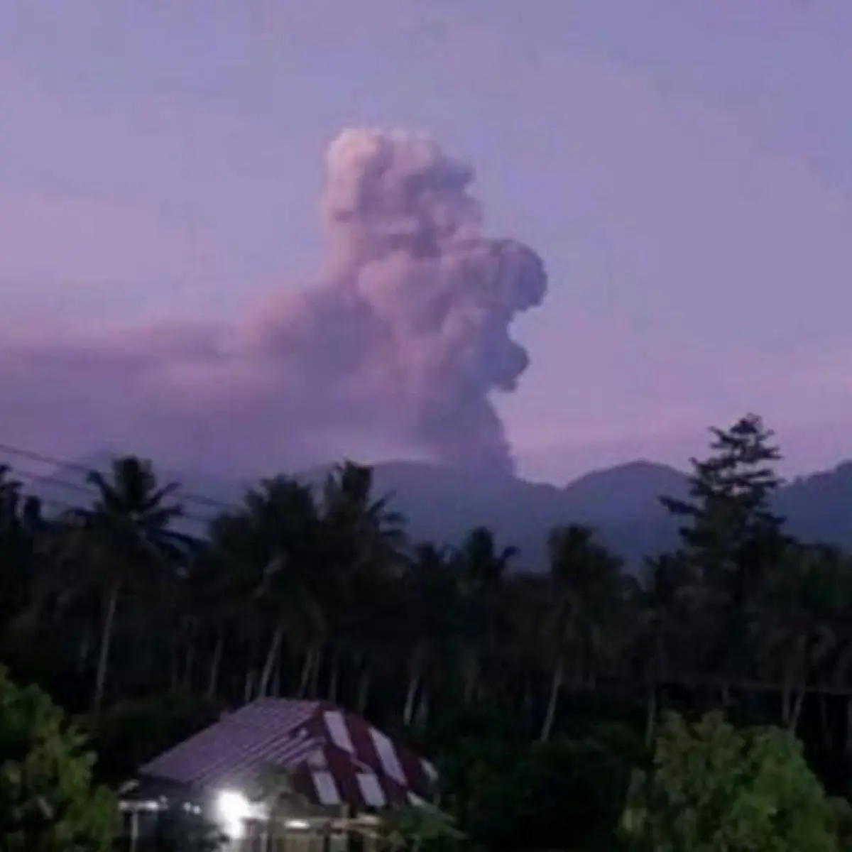 Ilustrasi Gunung Dukono di Halmahera Utara meletus. Foto: ANTARA/HO-Badan Geolog