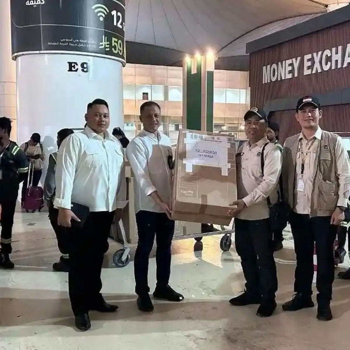 General Manager Garuda Jeddah, Nano Setiawan menyerahkan koper pengganti kepada kepala daker Bandara, Abdul Basir, Jumat (8/5/2026). Maskapai Garuda Indonesia menyerahkan 49 unit koper cadangan untuk pengganti koper jemaah haji yang rusak selama perjalana
